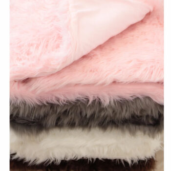 Vychutnávajte si chvíle oddychu s kožušinovou dekou EBONA TYP 1. Pohodlne sa usaďte a užívajte si jej hrejivé objatie. Je obzvlášť príjemná na dotyk a je nadmieru mäkká. Vyrobená je zo 100% polyesteru s výškou vlasu až 6 cm. Hmotnosť vlasu je 1300g/m2 a rozmery deky sú (ŠxD): 150x180 cm. Môžete ňou…