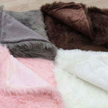 Vychutnávajte si chvíle oddychu s kožušinovou dekou EBONA TYP 5. Pohodlne sa usaďte a užívajte si jej hrejivé objatie. Je obzvlášť príjemná na dotyk a je nadmieru mäkká. Vyrobená je zo 100% polyesteru s výškou vlasu až 6 cm. Hmotnosť vlasu je 1300g/m2 a rozmery deky sú (ŠxD): 150x180 cm. Môžete ňou…