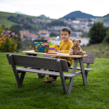 Drevený detský záhradný set Abalo v kombinácii sivá/prírodná je ideálnym doplnkom pre vašu záhradu, ktorý prinesie radosť a pohodlie vašim deťom. Tento moderný set je navrhnutý tak, aby poskytoval dostatok priestoru pre šesť osôb, čo ho robí perfektným miestom na hranie a oddych s rodinou či…
