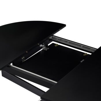 Rozkladací jedálenský stôl Abero Typ 1 v elegantnom čiernom prevedení je ideálnym riešením pre moderné interiéry. Tento stôl, vyrobený z kvalitného aglomerovaného materiálu MDF a kovu, ponúka nielen štýlový vzhľad, ale aj praktickosť vďaka svojej rozkladacej funkcii.