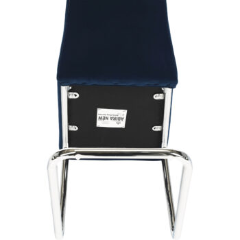 Jedálenská stolička Abira New v elegantnej modrej farbe (Velvet) s chrómovými detailmi je ideálnym doplnkom pre moderné interiéry. Táto stolička, ktorú ponúka značka KONDELA, kombinuje štýlový dizajn s praktickosťou a pohodlím.