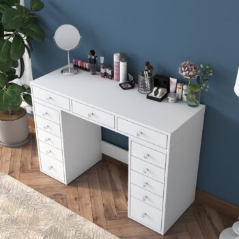 Toaletný stolík ABLE – škandinávsky štýl a praktické riešenie pre vašu spálňuToaletný stolík ABLE je perfektnou voľbou pre každú modernú spálňu. Jeho elegantné prevedenie v dekore orecha prináša do interiéru teplo a štýl. Vďaka svojmu škandinávskemu dizajnu je nielen estetický, ale aj maximálne funkčný.Hlavné vlastnosti toaletného stolíka ABLE:Materiál: kvalitný melamín a VT laminát s hrúbkou 18 mm – odolný a ľahko udržiavateľný.Rozmery: 81,6 x 120 x 44,5 cm – dostatočne priestranný na každodenné použitie jednou osobou.Farba: elegantný orech, ktorý dodá spálni príjemnú atmosféru.Vybavenie: 13 zásuviek pre perfektnú organizáciu kozmetiky, šperkov a ďalších nevyhnutností.Tvar: obdĺžnikový, ideálny na umiestnenie do väčšiny interiérov.Dodávame v demontovanom stave s prehľadným montážnym návodom.Toaletný stolík ABLE ponúka dostatok úložného priestoru a kombinuje funkčnosť s minimalistickým dizajnom. Škandinávsky štýl stolíka dokonale zapadne do modernej aj klasickej spálne.Usporiadajte si svoj kútik krásy s elegantným toaletným stolíkom ABLE!