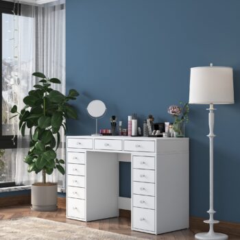 Toaletný stolík ABLE – škandinávsky štýl a praktické riešenie pre vašu spálňuToaletný stolík ABLE je perfektnou voľbou pre každú modernú spálňu. Jeho elegantné prevedenie v dekore orecha prináša do interiéru teplo a štýl. Vďaka svojmu škandinávskemu dizajnu je nielen estetický, ale aj maximálne funkčný.Hlavné vlastnosti toaletného stolíka ABLE:Materiál: kvalitný melamín a VT laminát s hrúbkou 18 mm – odolný a ľahko udržiavateľný.Rozmery: 81,6 x 120 x 44,5 cm – dostatočne priestranný na každodenné použitie jednou osobou.Farba: elegantný orech, ktorý dodá spálni príjemnú atmosféru.Vybavenie: 13 zásuviek pre perfektnú organizáciu kozmetiky, šperkov a ďalších nevyhnutností.Tvar: obdĺžnikový, ideálny na umiestnenie do väčšiny interiérov.Dodávame v demontovanom stave s prehľadným montážnym návodom.Toaletný stolík ABLE ponúka dostatok úložného priestoru a kombinuje funkčnosť s minimalistickým dizajnom. Škandinávsky štýl stolíka dokonale zapadne do modernej aj klasickej spálne.Usporiadajte si svoj kútik krásy s elegantným toaletným stolíkom ABLE!