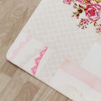 Krása nad krásu. Koberec ADELINE s príznačným názvom pre jeho vzor "romantic" je ako stvorený pre nežné, romantické duše. S týmto kobercom sa Vám otvorí brána fantázie, ktorá vedie do Vašich najtajnejších snov a predstáv. Utvorený je zo 100% polyesteru, ktorý jemne pohladí a poláska Vaše chodidlá.…