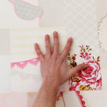 Krása nad krásu. Koberec ADELINE s príznačným názvom pre jeho vzor "romantic" je ako stvorený pre nežné, romantické duše. S týmto kobercom sa Vám otvorí brána fantázie, ktorá vedie do Vašich najtajnejších snov a predstáv. Utvorený je zo 100% polyesteru, ktorý jemne pohladí a poláska Vaše chodidlá.…