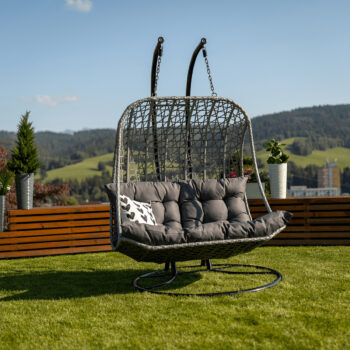 Objavte pohodlie a štýl s závesným hojdacím kreslom Agrino, ktoré je ideálnym doplnkom pre váš domov alebo záhradu. Toto moderné kreslo v elegantnej kombinácii čiernej, sivej a tmavosivej farby prinesie do vášho priestoru nádych luxusu a relaxácie.