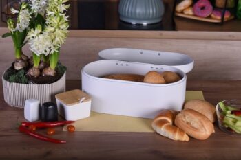 Majte vždy čerstvé pečivo vďaka kovovému chlebníku ALEN, ktorý so svojim dizajnom, v nádhernej bielej farbe, zapadne do vašej štýlovej kuchyne. Je vyrobený z odolného kovu nehrdzavejúcej ocele a ošetrený je práškovým lakom. Navyše je doplnený praktickou rukoväťou, ktorá uľahčuje otváranie veka…