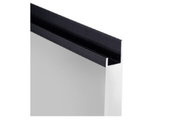 Moderná kuchyňa ALFE, ktorá vás zaujme svojim praktickým a zároveň štýlovým prevedením. Je vhodná najmä do menších moderných interiérov.Výška horných skriniek: 92 cm. Hĺbka: 30/32 cm. Výška dolných skriniek: 82 cm. Hĺbka: 46 cm.Sokel nie je v cene zostavy.Rozmery zostavy (š,h): 140 x 48 cm.Kuchynské skrinky sú vyrobené z kvalitných LTD dosiek. Ich údržba je nenáročná. Korpus je v sivej farbe. Dvierka sú v bielom prevedení. Majú integrované úchyty typu GOLA.Kuchynská zostava je zložená z týchto prvkov:drezová skrinka 60 cm, dvojdverová dolná skrinka 80 cm, dvojdverová horná skrinka 80 cm, jednodverová horná skrinka 60 cmDrez a pracovnú dosku je potrebné dokúpiť, spotrebiče nie sú súčasťou kuchynskej linky. Kuchyňu je možné zakúpiť iba ako zostavu. Dodávame v demontovanom stave.