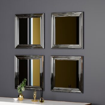 Luxusná sada zrkadiel ALLE – štýlový doplnok pre predsieň a obývaciu izbuSada ALLE obsahuje štyri elegantné zrkadlá, ktoré do vášho interiéru prinesú luxusnú atmosféru a moderný dizajn. Vďaka striebornému rámu a štvorcovému tvaru je táto sada ideálnou voľbou pre predsieň aj obývaciu izbu.Špecifikácia sady zrkadiel ALLE:Materiál: sklo a MDFFarba: striebornáRozmery: 40 x 40 x 3 cm (každé zrkadlo)Štýl: luxusnéMontáž: dodávame v demonte, možno pripevniť k steneZrkadlá ALLE ponúkajú nielen praktickú funkčnosť, ale aj elegantný dekoratívny prvok. Sadu môžete usporiadať podľa svojho vkusu – umiestniť zrkadlá do radu, štvorca alebo iného kreatívneho tvaru, ktorý dokonale zapadne do vášho priestoru.Strieborné rámy dodávajú zrkadlám sofistikovaný vzhľad, ktorý sa hodí do moderných aj klasických interiérov. Vďaka vysokej kvalite použitých materiálov, ako je sklo a MDF, zrkadlá vynikajú odolnosťou a dlhou životnosťou.Jednoduchá montáž a kreatívne možnostiSada zrkadiel ALLE je dodávaná v demonte a jej montáž je vďaka priloženému návodu jednoduchá a rýchla. Každé zrkadlo je možné samostatne pripevniť k stene, čo vám umožní vytvoriť originálny dizajn na mieru vašim potrebám.Vyberte si sadu zrkadiel ALLE a dodajte svojmu domovu luxusný a osobitý prvok, ktorý zaujme každého návštevníka.