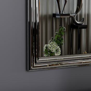Luxusná sada zrkadiel ALLE – štýlový doplnok pre predsieň a obývaciu izbuSada ALLE obsahuje štyri elegantné zrkadlá, ktoré do vášho interiéru prinesú luxusnú atmosféru a moderný dizajn. Vďaka striebornému rámu a štvorcovému tvaru je táto sada ideálnou voľbou pre predsieň aj obývaciu izbu.Špecifikácia sady zrkadiel ALLE:Materiál: sklo a MDFFarba: striebornáRozmery: 40 x 40 x 3 cm (každé zrkadlo)Štýl: luxusnéMontáž: dodávame v demonte, možno pripevniť k steneZrkadlá ALLE ponúkajú nielen praktickú funkčnosť, ale aj elegantný dekoratívny prvok. Sadu môžete usporiadať podľa svojho vkusu – umiestniť zrkadlá do radu, štvorca alebo iného kreatívneho tvaru, ktorý dokonale zapadne do vášho priestoru.Strieborné rámy dodávajú zrkadlám sofistikovaný vzhľad, ktorý sa hodí do moderných aj klasických interiérov. Vďaka vysokej kvalite použitých materiálov, ako je sklo a MDF, zrkadlá vynikajú odolnosťou a dlhou životnosťou.Jednoduchá montáž a kreatívne možnostiSada zrkadiel ALLE je dodávaná v demonte a jej montáž je vďaka priloženému návodu jednoduchá a rýchla. Každé zrkadlo je možné samostatne pripevniť k stene, čo vám umožní vytvoriť originálny dizajn na mieru vašim potrebám.Vyberte si sadu zrkadiel ALLE a dodajte svojmu domovu luxusný a osobitý prvok, ktorý zaujme každého návštevníka.
