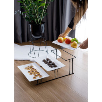 Trojposchodový etažér Amato v elegantnej kombinácii bielej a čiernej farby je ideálnym doplnkom pre každú modernú domácnosť. Tento štýlový kúsok od značky KONDELA je navrhnutý tak, aby spĺňal nielen estetické, ale aj praktické požiadavky. Vďaka svojmu modernému vzhľadu a svetlej farebnosti sa…
