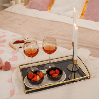 Predstavujeme vám elegantnú servírovaciu misku na podnose Amatus, ktorá je dokonalým doplnkom pre každú modernú domácnosť. Táto sada obsahuje dve misky v kombinácii čiernej a bieleho lesku, ktoré zaujmú svojím štýlovým vzhľadom a funkčnosťou. Vďaka svojmu modernému dizajnu sa hodia do…