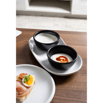 Predstavujeme vám elegantnú servírovaciu misku na podnose Amatus, ktorá je dokonalým doplnkom pre každú modernú domácnosť. Táto sada obsahuje dve misky v kombinácii čiernej a bieleho lesku, ktoré zaujmú svojím štýlovým vzhľadom a funkčnosťou. Vďaka svojmu modernému dizajnu sa hodia do…