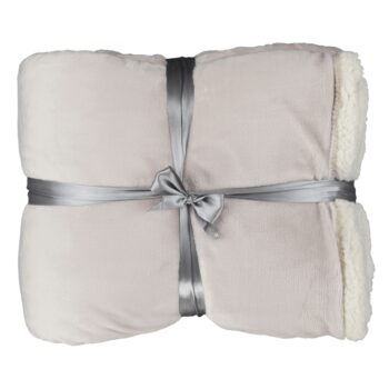 Nezameniteľné objatie Vám s radosťou ponúka dokonalá obojstranná deka ANKEA TYP 2 200x220 cm. Je vyrobená zo 100 % polyesteru, ktorý zaruči jej ľahkosť a úžasnú jemnosť. Zababušte sa do hrejivého objatia tejto nádhernej krásky a užívajte si dlhé zimné večery so šálkou teplého čaju a s dobrou knihou…