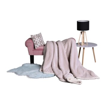 Nezameniteľné objatie Vám s radosťou ponúka dokonalá obojstranná deka ANKEA TYP 2 200x220 cm. Je vyrobená zo 100 % polyesteru, ktorý zaruči jej ľahkosť a úžasnú jemnosť. Zababušte sa do hrejivého objatia tejto nádhernej krásky a užívajte si dlhé zimné večery so šálkou teplého čaju a s dobrou knihou…