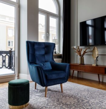 ARKTIK je jedinečné a elegantné kreslo s rozmermi 80 x 91 x 105 cm, ktoré bude originálnym prvkom každého interiéru – či už spálne alebo obývačky. Medzi charakteristické znaky modelu ARKTIK patrí čalúnený chrbát, tvarované operadlo a vysoké podrúčky. Skutočný charakter však dodávajú 22-centimetrové drevené nohy, vankúš pripevnený na nábytku, ako aj štýlové prešívanie na operadle.Kreslo je celočalúnené modrou látkou Monolith 77.Výplň sedadla aj operadla je kombinácia HR peny s T25, ktorá prináša jedinečný zážitok z pohodlia a súčasne chráni chrbticu.Rozmery kresla (ŠxVxH): 80 x 105 x 92 cm.Výška sedadla 46 cm, hĺbka 56 cm.V ponuke viaceré farebné prevedenia.Dodávame v demonte.  