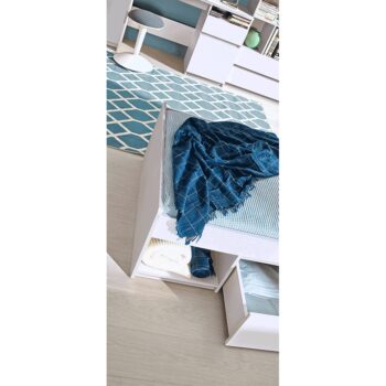 Jednolôžková posteľ s roštom Artemia v rozmere 90x195 cm je ideálnym riešením pre tých, ktorí hľadajú moderný a funkčný nábytok do spálne. Táto posteľ v arktickej bielej farbe sa dokonale hodí do akéhokoľvek interiéru, pričom jej svetlý odtieň prispieva k pocitu priestoru…