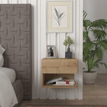 Moderný nočný stolík ARTUS je ideálny do moderne zariadených priestorov a vďaka uchyteniu na stenu pôsobí v spálni vzdušne a minimalisticky. Disponuje praktickou zásuvkou a odkladacou policou na odkladanie kníh, telefónu či iných drobností.Farebné prevedenie: sapphireMateriál: 18 mm LTD hranené PVC páskouRozmery: š 39,4 x v 31,4 x h 33,2 cmDodávame v demonte.