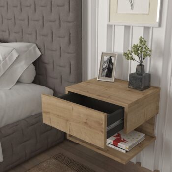Moderný nočný stolík ARTUS je ideálny do moderne zariadených priestorov a vďaka uchyteniu na stenu pôsobí v spálni vzdušne a minimalisticky. Disponuje praktickou zásuvkou a odkladacou policou na odkladanie kníh, telefónu či iných drobností.Farebné prevedenie: sapphireMateriál: 18 mm LTD hranené PVC páskouRozmery: š 39,4 x v 31,4 x h 33,2 cmDodávame v demonte.