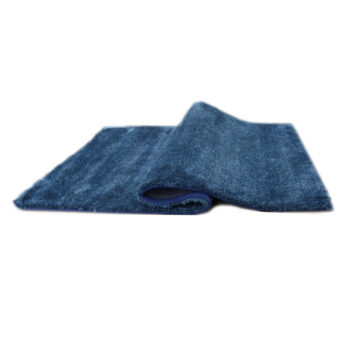 Doprajte svojim nôžkam to, čo si zaslúžia. Celý deň Vám verne slúžili, odvďačte sa im týmto kobercom ARUNA. Ponorte ich do príjemného materiálu zo 100% polyesteru v čarovnej tyrkysovej farbe pripomínajúcej zafarbenie mora. Nechajte ich unášať vlnami a vyčarte vo Vašom domove kúsok prímoria. Rozmery…