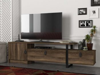 Predstavujeme ASIMAR, TV stolík, ktorý kombinuje klasický štýl s modernými funkciami, ideálny pre každú obývaciu izbu. Tento kus nábytku s orechovou farbou a čistými líniami poskytuje praktické a esteticky príjemné riešenie na uloženie vašej elektroniky a ďalších predmetov.Podrobný opis produktuTyp tovaru: TV stolíkMateriál: Kvalitný LTD s hrúbkou 18 mm, ktorý zaručuje vysokú odolnosť a dlhú životnosť.Rozmery: 180 x 48 x 33 cm, poskytuje dostatok priestoru pre televíziu a ďalšie zariadenia.Farba: Teplý orechový odtieň, ktorý dodáva každému priestoru pocit elegancie a domácnosti.Vybavenie: Vybavený tromi skrinkami a regálkom, ponúka rozsiahly úložný priestor pre všetko od multimediálnych zariadení po knihy a dekorácie.Počet dverí, dvierok: Tri dvierka, čo umožňuje efektívnu organizáciu a skladovanie vašich vecí s možnosťou skrytia menej estetických predmetov.Dodatočné informácie: Produkt dodávame v demontovanom stave, čo uľahčuje jeho transport a montáž.TV stolík ASIMAR je dokonalým riešením pre tých, ktorí chcú doplniť svoju obývaciu izbu o kus nábytku, ktorý je nielen praktický, ale aj esteticky príjemný a harmonicky dopĺňa interiér. Jeho robustná konštrukcia a klasický dizajn zaistia, že bude slúžiť a zdobiť vašu domácnosť po mnoho rokov.