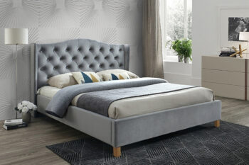 Štýlová a elegantná posteľ ASPENA VELVET, patrí medzi moderné manželské postele. Ponúka spaciu plochu 180 x 200 cm. Výrazným dizajnovým prvkom tejto postele je čelo, ktoré tiež ochráni vašu stenu pred oderom. Posteľ je celočalúnená.Na čalúnenie je použitá kvalitná látka Bluvel 14. Elegantné nožičky sú z masívneho dreva. V cene postele je laminátový rošt. Matrac nie je v cene postele. Je potrebné si ho dokúpiť o veľkosti 180 x 200 cm, alebo dva krát 90 x 200 cm.Celkové rozmery postele (š,v,d): 198 x 124 x 216 cm. Výška čela postele: 124 cm. Výška predného čela: 36 cm. Dodávame v demontovanom stave.