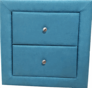 Nočný stolík ATLANTIK je súčasťou spálňovej zostavy ATLANTIK. Je čalúnený kvalitnou poťahovou látkou v nádhernej výraznej farbe tiffany blue. K stolíku si môžete dokúpiť posteľ i komodu v tom istom farebnom prevedení. Stolík má dve zásuvky a stojí na drevených nožičkách.Stolík má drevené nožičky, úchytky na stolíku sú kovové, striebornej farby (viď. obr.2)Dodávame zmontovaný.Objednávací kód: VER-0232