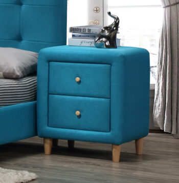 Nočný stolík ATLANTIK je súčasťou spálňovej zostavy ATLANTIK. Je čalúnený kvalitnou poťahovou látkou v nádhernej výraznej farbe tiffany blue. K stolíku si môžete dokúpiť posteľ i komodu v tom istom farebnom prevedení. Stolík má dve zásuvky a stojí na drevených nožičkách.Stolík má drevené nožičky, úchytky na stolíku sú kovové, striebornej farby (viď. obr.2)Dodávame zmontovaný.Objednávací kód: VER-0232