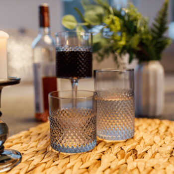 Predstavujeme vám elegantný pohár na vodu Aveiro Typ 1, ktorý je ideálnym doplnkom pre každú modernú domácnosť. Tento set obsahuje šesť pohárov s objemom 360 ml, ktoré sú vyrobené z kvalitného skla v dymovej farbe. Ich moderný vzhľad a svetlá farebná dostupnosť dodajú vášmu…