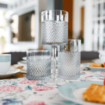 Predstavujeme vám elegantný pohár na vodu Aveiro Typ 1, ktorý je ideálnym doplnkom pre každú modernú domácnosť. Tento set obsahuje šesť pohárov s objemom 360 ml, ktoré sú vyrobené z kvalitného skla v dymovej farbe. Ich moderný vzhľad a svetlá farebná dostupnosť dodajú vášmu…