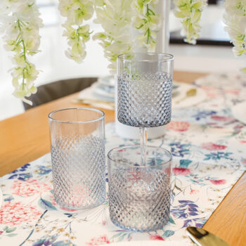 Predstavujeme vám elegantný pohár na vodu Aveiro Typ 1, ktorý je ideálnym doplnkom pre každú modernú domácnosť. Tento set obsahuje šesť pohárov s objemom 360 ml, ktoré sú vyrobené z kvalitného skla v dymovej farbe. Ich moderný vzhľad a svetlá farebná dostupnosť dodajú vášmu…