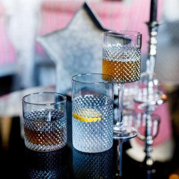 Predstavujeme vám elegantný pohár na vodu Aveiro Typ 1, ktorý je ideálnym doplnkom pre každú domácnosť. Tento set obsahuje šesť kusov pohárov s objemom 360 ml, čo zaručuje dostatočnú kapacitu pre vaše obľúbené nápoje. Poháre sú vyrobené z kvalitného skla, ktoré je priehľadné a dodáva im moderný…