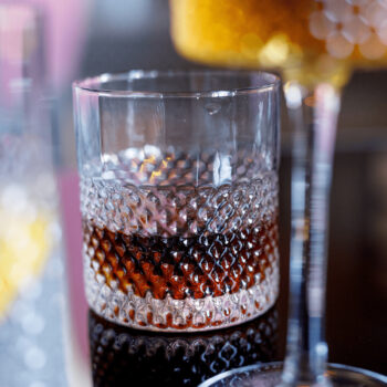 Predstavujeme vám elegantný pohár na vodu Aveiro Typ 1, ktorý je ideálnym doplnkom pre každú domácnosť. Tento set obsahuje šesť kusov pohárov s objemom 360 ml, čo zaručuje dostatočnú kapacitu pre vaše obľúbené nápoje. Poháre sú vyrobené z kvalitného skla, ktoré je priehľadné a dodáva im moderný…