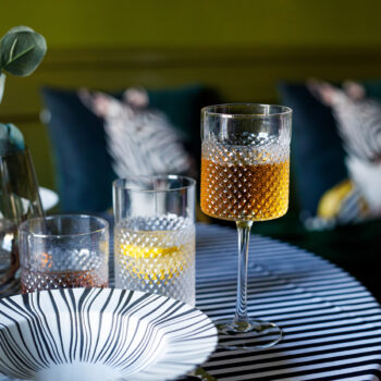 Predstavujeme vám elegantný pohár na vodu Aveiro Typ 1, ktorý je ideálnym doplnkom pre každú domácnosť. Tento set obsahuje šesť kusov pohárov s objemom 360 ml, čo zaručuje dostatočnú kapacitu pre vaše obľúbené nápoje. Poháre sú vyrobené z kvalitného skla, ktoré je priehľadné a dodáva im moderný…