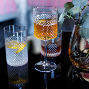 Predstavujeme vám elegantný pohár na vodu Aveiro Typ 1, ktorý je ideálnym doplnkom pre každú domácnosť. Tento set obsahuje šesť kusov pohárov s objemom 360 ml, čo zaručuje dostatočnú kapacitu pre vaše obľúbené nápoje. Poháre sú vyrobené z kvalitného skla, ktoré je priehľadné a dodáva im moderný…