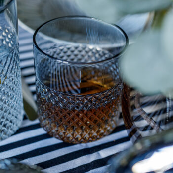 Predstavujeme vám elegantný pohár na vodu Aveiro Typ 1, ktorý je ideálnym doplnkom pre každú domácnosť. Tento set obsahuje šesť kusov pohárov s objemom 360 ml, čo zaručuje dostatočnú kapacitu pre vaše obľúbené nápoje. Poháre sú vyrobené z kvalitného skla, ktoré je priehľadné a dodáva im moderný…