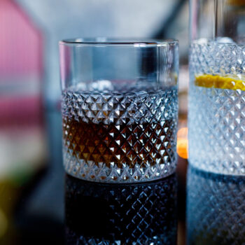 Predstavujeme vám elegantný pohár na vodu Aveiro Typ 1, ktorý je ideálnym doplnkom pre každú domácnosť. Tento set obsahuje šesť kusov pohárov s objemom 360 ml, čo zaručuje dostatočnú kapacitu pre vaše obľúbené nápoje. Poháre sú vyrobené z kvalitného skla, ktoré je priehľadné a dodáva im moderný…