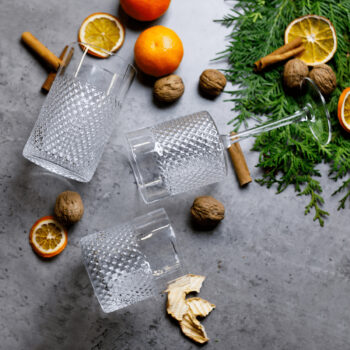 Predstavujeme vám elegantný pohár na víno Aveiro Typ 2, ktorý je ideálnym doplnkom pre každú domácnosť. Tento set obsahuje šesť pohárov, každý s objemom 410 ml, čo zaručuje dostatok miesta pre vaše obľúbené víno. Poháre sú vyrobené z kvalitného skla, ktoré je priehľadné a dodáva…