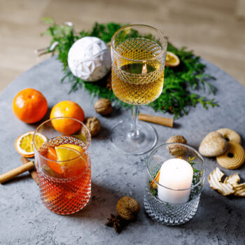 Predstavujeme vám elegantný pohár na víno Aveiro Typ 2, ktorý je ideálnym doplnkom pre každú domácnosť. Tento set obsahuje šesť pohárov, každý s objemom 410 ml, čo zaručuje dostatok miesta pre vaše obľúbené víno. Poháre sú vyrobené z kvalitného skla, ktoré je priehľadné a dodáva…