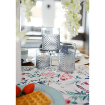 Predstavujeme vám elegantný pohár na víno Aveiro Typ 2, ktorý je ideálnym doplnkom pre každú domácnosť. Tento set obsahuje šesť pohárov, každý s objemom 410 ml, čo zaručuje dostatok miesta pre vaše obľúbené víno. Poháre sú vyrobené z kvalitného skla, ktoré je priehľadné a dodáva…