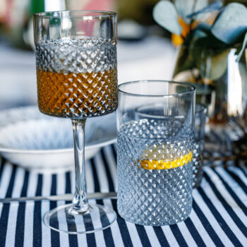 Predstavujeme vám elegantný pohár na víno Aveiro Typ 2, ktorý je ideálnym doplnkom pre každú domácnosť. Tento set obsahuje šesť pohárov, každý s objemom 410 ml, čo zaručuje dostatok miesta pre vaše obľúbené víno. Poháre sú vyrobené z kvalitného skla, ktoré je priehľadné a dodáva…