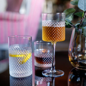 Predstavujeme vám elegantný pohár na víno Aveiro Typ 2, ktorý je ideálnym doplnkom pre každú domácnosť. Tento set obsahuje šesť pohárov, každý s objemom 410 ml, čo zaručuje dostatok miesta pre vaše obľúbené víno. Poháre sú vyrobené z kvalitného skla, ktoré je priehľadné a dodáva…