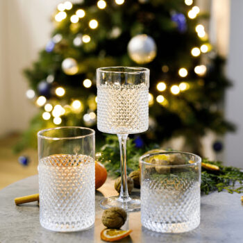 Predstavujeme vám elegantný pohár na víno Aveiro Typ 2, ktorý je ideálnym doplnkom pre každú domácnosť. Tento set obsahuje šesť pohárov, každý s objemom 410 ml, čo zaručuje dostatok miesta pre vaše obľúbené víno. Poháre sú vyrobené z kvalitného skla, ktoré je priehľadné a dodáva…