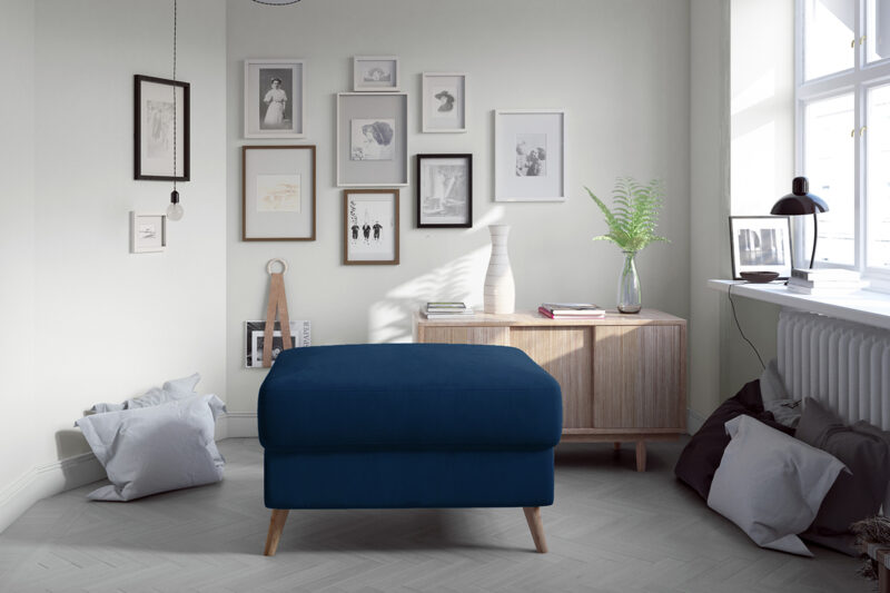 NABBI Aveza taburetka tmavomodrá Praktická celočalúnená taburetka na nožičkách AVEZA bude nie len praktickým pomocníkom, ktorý ponúka pohodlné sedenie, ale bude aj vynikajúcim doplnkom a vybavením Vašej modernej či klasickej obývačky. Čalúnenie taburetky vo farbe tmavomodrá (Monolith 77) v kombinácii s prírodnou farbou drevených…