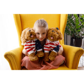 Plyšový psík Azora je ideálnym spoločníkom pre deti aj dospelých, ktorí milujú mäkké a príjemné hračky. S výškou 50 cm a šírkou 27 cm je dostatočne veľký na objímanie, no zároveň kompaktný na to, aby sa zmestil do každej detskej izby či obývačky. Jeho moderný vzhľad v kombinácii hnedej farby…