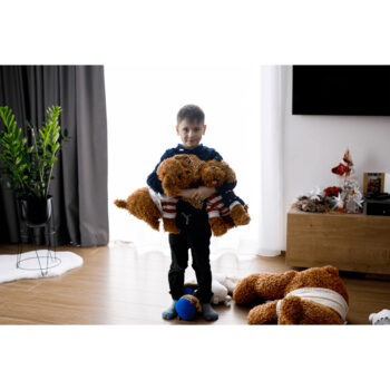 Plyšový psík Azora je ideálnym spoločníkom pre deti aj dospelých, ktorí milujú mäkké a príjemné hračky. S výškou 50 cm a šírkou 27 cm je dostatočne veľký na objímanie, no zároveň kompaktný na to, aby sa zmestil do každej detskej izby či obývačky. Jeho moderný vzhľad v kombinácii hnedej farby…