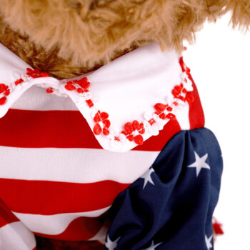 Plyšový psík Azora je ideálnym spoločníkom pre deti aj dospelých, ktorí milujú mäkké a príjemné hračky. S výškou 50 cm a šírkou 27 cm je dostatočne veľký na objímanie, no zároveň kompaktný na to, aby sa zmestil do každej detskej izby či obývačky. Jeho moderný vzhľad v kombinácii hnedej farby…