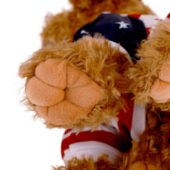 Plyšový psík Azora je ideálnym spoločníkom pre deti aj dospelých, ktorí milujú mäkké a príjemné hračky. S výškou 50 cm a šírkou 27 cm je dostatočne veľký na objímanie, no zároveň kompaktný na to, aby sa zmestil do každej detskej izby či obývačky. Jeho moderný vzhľad v kombinácii hnedej farby…