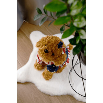 Plyšový psík Azora je ideálnym spoločníkom pre deti aj dospelých, ktorí milujú mäkké a príjemné hračky. S výškou 50 cm a šírkou 27 cm je dostatočne veľký na objímanie, no zároveň kompaktný na to, aby sa zmestil do každej detskej izby či obývačky. Jeho moderný vzhľad v kombinácii hnedej farby…