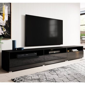 Moderný a minimalistický štýl ponúka Athena 40 TV stolík.Predné časti vo vysokolesklej čiernej farbe sú kombinované s telom v čiernej super matnej, aby vytvorili harmonický vzhľad. Vďaka jednoduchému dizajnu je možné nábytok tiež ľahko kombinovať s existujúcim nábytkom ATHENA.TV skrinka môže stáť na podlahe ale vďaka vešiakom, ktoré sú súčasťou zostavy sa môže veľmi rýchlo stať závesným kusom nábytku.Je vyrobená z kvalitnej laminatovej drevotriesky LTD, ktorá ponúka vysokú odolnosť proti poškriabaniu a nárazu. Prednostou stolíka dostatok úložného priestoru, je vybavená tromi uzavretými časťami a tromi výklenkami, vďaka čomu umožní pohodlne triediť audio zariadenie a ďalšiu techniku.Rozmery (š/v/h): (270/40/41) cmDodávané v demonte.